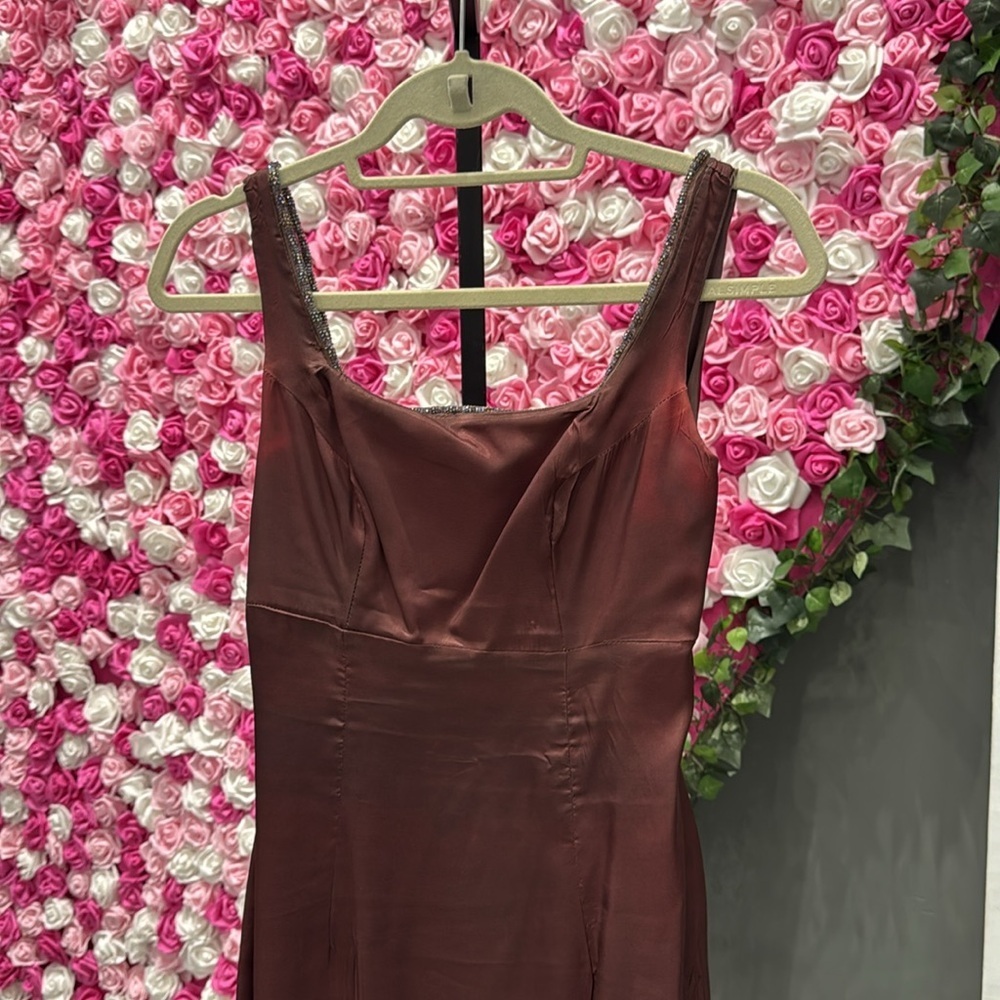 Elegant Brown Sleeveless Dress - Picture 3 of 3